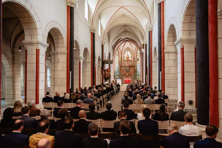 Rund 270 Gäste nahmen an der Öffentlichen Festveranstaltung im Rahmen der ZVEH-Jahrestagung 2024 in der Marktkirche in Goslar teil. 